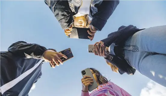  ?? Foto: David Revenga ?? Vielen Jugendlich­en fällt es schwer, das Handy aus der Hand zu legen.