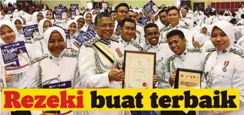  ??  ?? DR Hassan bersama pelatih yang menerima anugerah di UPSI, semalam.