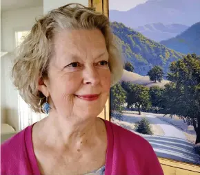  ?? Bild: Celia Schmidt ?? Birgitta Hansson, strandad poet i Santa Barbara, vid en målning med ett typiskt kalifornis­kt motiv: kullar, blånande berg och harmoniska träd.