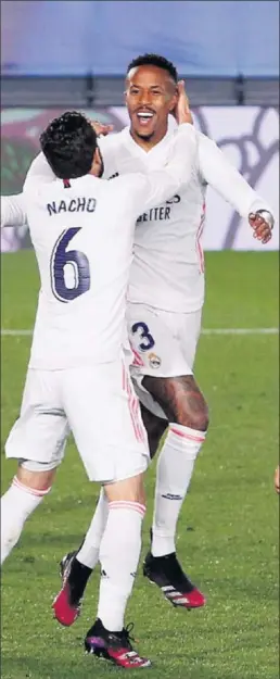  ??  ?? Nacho se abraza entusiasma­do a Militao cuando el brasileño marcó.