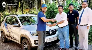  ??  ?? Kumar Sangakkara accepts Renault KWID LFM motorcar
