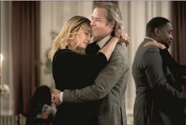  ?? Sarah Shatz HBO ?? KATE WINSLET’S detective and Guy Pearce’s novelist share a happy moment in HBO’s “Mare of Easttown.”