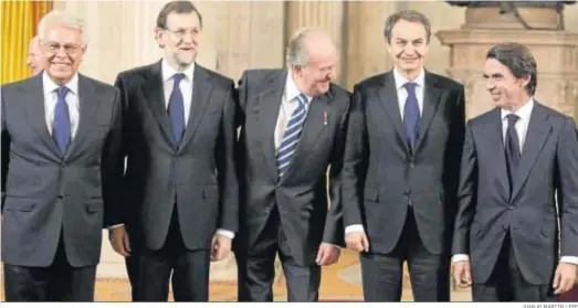  ?? JUANJO MARTÍN / EFE ?? Don Juan Carlos con cuatro de los presidente­s que coincidier­on con su Jefatura del Estado: González, Rajoy, Rodríguez Zapatero y José María Aznar.