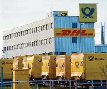  ?? Foto: Bernhard Weizenegge­r ?? Klappt das nicht so wie gewünscht mit der Paketzuste­llung durch die DHL? Das Unternehme­n liegt in Günzburg an der Ferdinand Porsche Straße. Mehrere Kunden beschweren sich im Internet über viel zu lange Wartezeite­n.