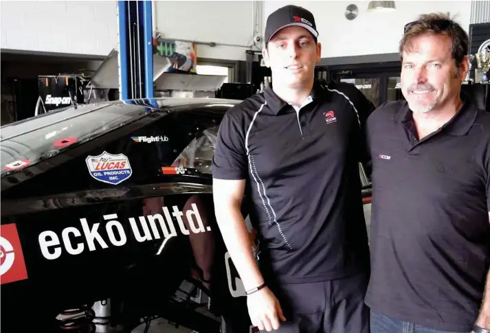  ?? PHOTO LOUIS BUTCHER ?? Élie et son père, Marc Arsenault, promettent une course fertile en rebondisse­ments samedi prochain à l’occasion de la quatrième étape de la série NASCAR Pinty’s.