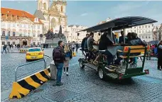  ?? Foto: Petr Topič, MAFRA ?? Napořád? Citybloky na Staroměsts­kém náměstí byly instalován­y jako dočasné opatření. Na náměstí však zůstávají.