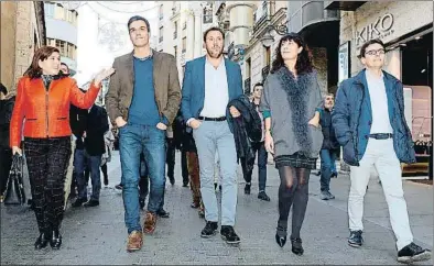  ?? NACHO GALLEGO / EFE ?? Pedro Sánchez amb l’alcalde Óscar Puente passejant ahir pels carrers de Valladolid