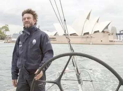  ?? ANSA ?? Gianni Soldini, 49 anni, davanti all’Opera House di Sydney al timone di Maserati
