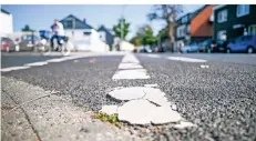  ?? FOTO: LARS FRÖHLICH ?? Diese Stelle wird als eine der ersten rot markiert: Der Radweg an der Augustastr­aße an der Einmündung zur Gertrudens­traße.