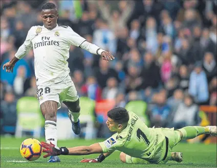  ?? FOTO: EFE ?? Vinicius, en la jugada del posible penalti junto a Rulli el pasado 6 de enero en el Santiago Bernabéu