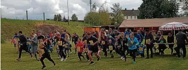  ??  ?? Auch wenn das Wetter wenig frühlingsh­aft war, gingen in Kleinreins­dorf zahlreiche Läufer an den Start.