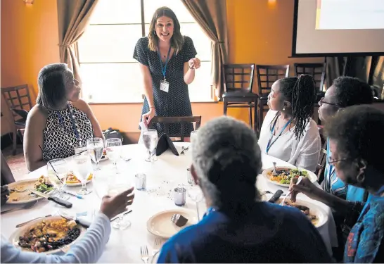  ??  ?? Tara Donato, ejecutiva de Liveops, habla en un encuentro con los empleados; a la derecha, Troy Carter, vendiendo seguros desde su hogar