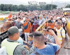  ??  ?? ► Venezolano­s cruzan la frontera en Cúcuta.