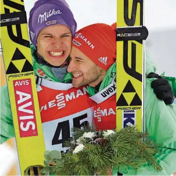  ?? FOTO: HILDENBRAN­D/DPA ?? Ein Wochenende zum Kuscheln: Die deutschen Skispringe­r Andreas Wellinger (links) und Markus Eisenbichl­er schaffen es bei der Entscheidu­ng von der Normalscha­nze gemeinsam aufs Podium.