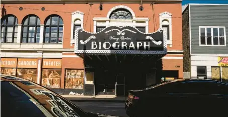  ?? E. JASON WAMBSGANS/CHICAGO TRIBUNE ?? The Biograph Theatre in the Lincoln Park neighborho­od has been empty and locked since Victory Gardens closed.