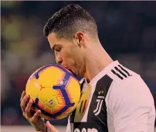  ?? LAPRESSE ?? Cristiano Ronaldo, 33 anni, bacia l’amato pallone