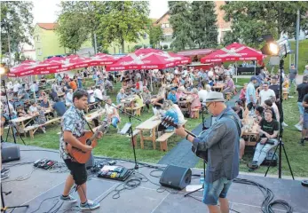  ?? FOTOS: BLANKENHOR­N ?? Drei Gitarren und eine rauchige Stimme à la Joe Cocker: Mit einem gelungenen Auftritt feierten Felix & Friends ihre Premiere im Stadtgarte­n.