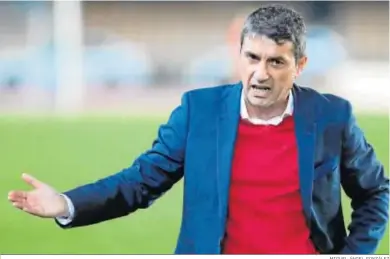  ?? MIGUEL ÁNGEL GONZÁLEZ ?? Pepe Masegosa, entrenador del XDFC, se enfadó ayer bastante con la actuación del árbitro.