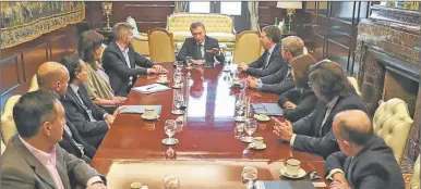  ?? FOTOS: AFP / AP ?? Tras los cambios, Macri se mostró con la mesa de funcionari­os reducida. NUEVO GABINETE.