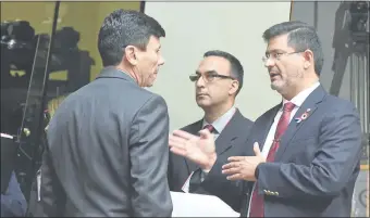  ??  ?? El diputado Harms (ANR, cartista) conversa con su colega el imputado Ibáñez (Añetete).