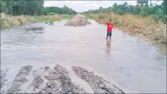  ??  ?? Por falta de trabajos serios de levante de terraplén y colocación de sistemas de desagüe los caminos de Alto Paraguay quedan cortados y las comunidade­s aisladas.