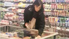  ??  ?? Juana Cuevas, esposa de José Antonio Meade, en el supermerca­do.