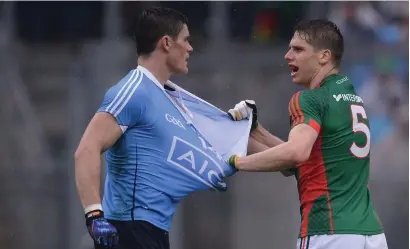  ??  ?? Lee Keegan of Mayo and Diarmuid Connolly, Dublin, get to know each other during Sunday’s All- Ireland final in Croke Park. Pic: Piaras Ó Mídheach/ Sportsfile.