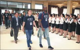  ?? YONHAP VIA REUTERS ?? Members of the ROK men’s basketball team are greeted by employees upon their arrival at Koryo Hotel in Pyongyang on Tuesday.