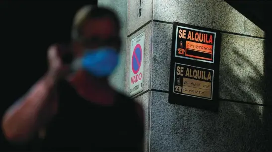  ?? JESÚS G. FERIA ?? Un hombre pasa por delante de un edificio con carteles de «se alquila»