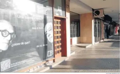  ?? VÍCTOR RODRÍGUEZ ?? El escaparate de la Librería Reina Mercedes está cubierto con un cartel muy especial tras su cierre.