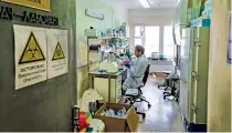  ??  ?? A specialist works in a lab of the startup Sistema-biotech, a subsidiary of the Russian holding company AFK Sistema, which developes an express screening system, which can detect a possible COVID-19 infection in 30 minutes (AFP)