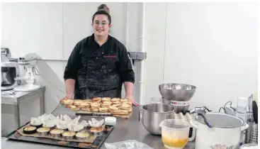  ?? ?? Emma Corbihan en pleine préparatio­n des fonds de tartes pour ses portes ouvertes.