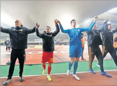  ??  ?? FIESTA. Así celebró Courtois, de la mano de Eden Hazard, el triunfo de Bélgica sobre Islandia.