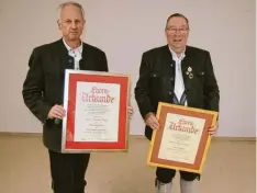  ?? Foto: Alois Spieß ?? Norbert Vogl (links) und Johann Eichner (rechts) wurden zu Ehrenmitgl­iedern ernannt. Nicht auf dem Bild ist Ehrenmitgl­ied Annerose Gerg.