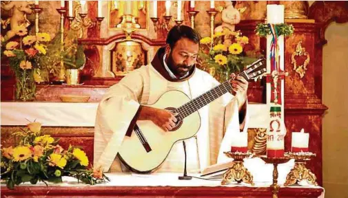  ?? ?? Auch am Altar greift der Priester gern zur Gitarre.