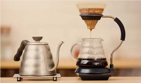  ??  ?? Nuovi gusti.
Preparazio­ne del caffè in Chemex, una “macchina” di estrazione del caffè filtro molto diffusa in Europa e negli Usa e apprezzata nel nostro Paese