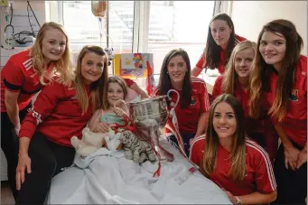  ??  ?? Ciara Ashman, age 10, and member of Inch Rovers GAA club in Cork, with members of the Cork team with the Brendan Martin cup during a visit to Our Lady’s Children’s Hospital, Crumlin, in Dublin.
Photo by Piaras Ó Mídheach/Sportsfile