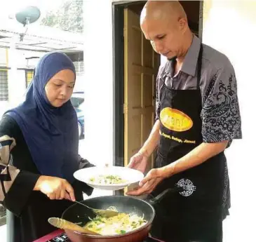  ??  ?? UNGKU Mohd Zubir dan Tijah memasak mi hailam menggunaka­n perencah yang dihasilkan sendiri.