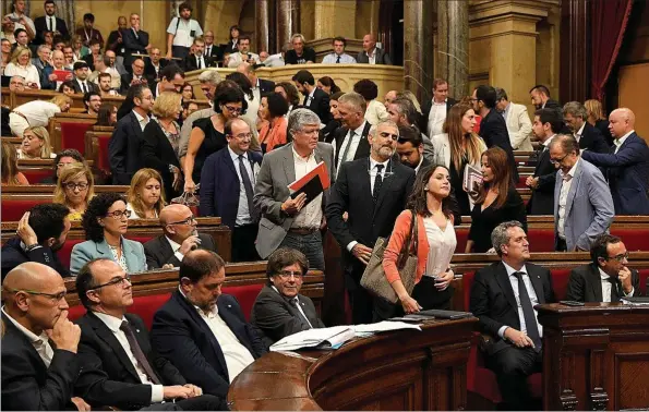  ?? LLUÍS GENÉ / AFP ?? Diputados del PP, PSC y Ciudadanos abandonan el 6 de septiembre de 2017 el Pleno del Parlament antes de la votación de la Ley del Referéndum.