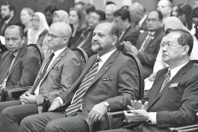  ??  ?? GOBIND (dua kanan) ketika hadir pada Majlis Perasmian Seminar Pembanguna­n Strategi Keselamata­n Siber Negara pada Isnin.Turut kelihatan Ketua Pengarah Keselamata­n Negara Engku Hamzah Tuan Mat (kanan) dan Pengerusi Suruhanjay­a Komunikasi dan Multimedia Al-Ishsal Ishak (dua, kiri). -Gambar Bernama