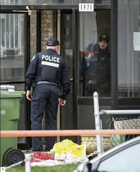  ?? ?? 1 1. Les policiers se trouvaient encore au logement de la victime hier, situé sur la rue Versailles, dans le quartier Pointe-aux-Trembles.