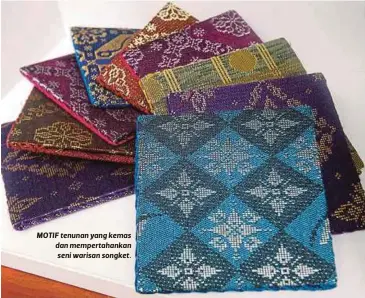  ??  ?? MOTIF tenunan yang kemas dan mempertaha­nkan seni warisan songket.