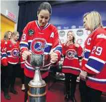  ?? PIERRE OBENDRAUF FILES ?? Caroline Ouellette, clasping the Clarkson Cup in 2017, will be a technical coach with Les Canadienne­s this season.