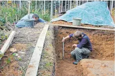  ?? FOTO: UWE JAUSS ?? Der Tübinger Archäologe Benjamin Höpfer untersucht zusammen mit seinem Team einen Grabhügel auf dem Spornberg bei Leutkirch im Allgäu. Die Fundstätte liegt nahe der dort festgestel­lten bronzezeit­lichen Mini-Siedlung.