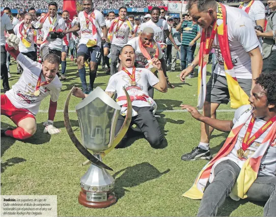  ?? HENRY LAPO / EXPRESO ?? Tradición. Los jugadores de Liga de Quito celebraron el título de campeones nacionales con el piscinazo en el arco sur del estadio Rodrigo Paz Delgado.