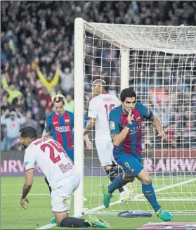  ?? FOTO: PERE PUNTÍ ?? Suárez abrió la goleada la temporada pasada ante el Sevilla en el Camp Nou