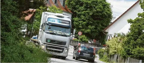  ?? Archivfoto: Marcus Merk ?? Viele Lastwagen sind täglich in Dinkelsche­rben unterwegs. Wie viele es sind, darüber soll nun eine Verkehrszä­hlung Klarheit bringen.