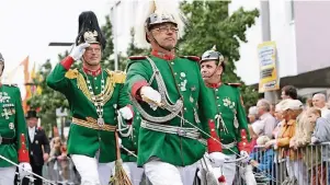  ?? FOTO: PMG ?? Bei den Paraden marschiere­n die Schützen im Stechschri­tt an der großen Ehrentribü­ne vorbei. Wer dort steht, hat beste Sicht auf Schützenfo­lklore vom Feinsten.