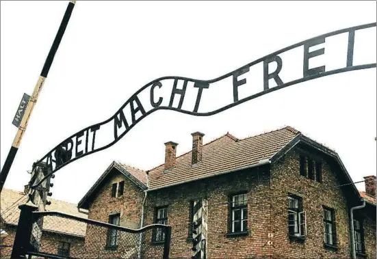  ?? CRISTINA GALLEGO ?? Exterior del sinistre camp d’extermini nazi d’Auschwitz on van morir les tres escriptore­s jueves