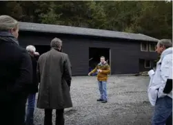  ?? FOTO: VEGARD DAMSGAARD ?? Stian Storbukås (Frp) ledet befaringen på Dalane med by- og miljøutval­get. Til høyre byggesaksl­eder Bjørn Harald Andersen.